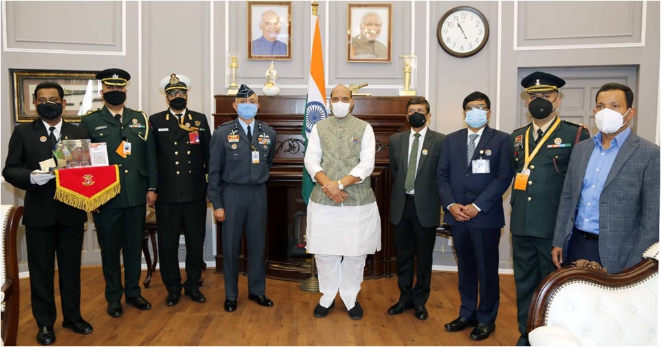 Secy ESW along with  officials of DESW- KSB   with Sh Rajnath Singh , Hon'ble RM  on the occasion of AFFD, in New Delhi on 07.12.2020.
