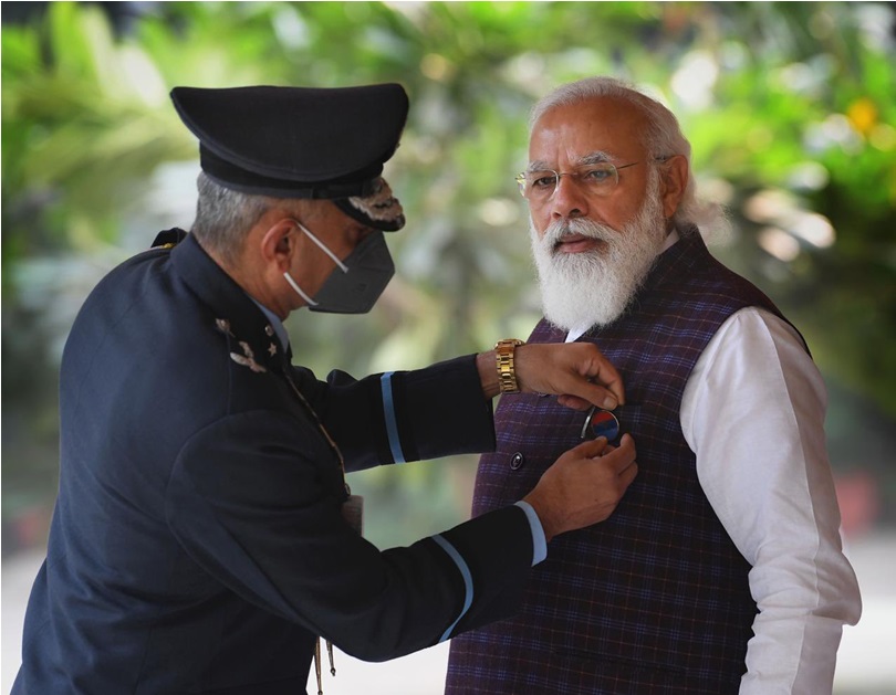 Secy, KSB pinning a lapel on Shri Narendra Modi, Hon'ble PM on the occasion of AFFD, in New Delhi on 07.12.2020.