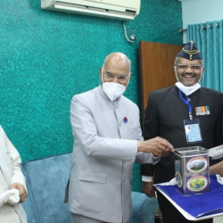 Hon'ble President  honouring the Contributors to AFFDF.