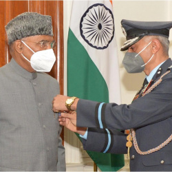 Secy, KSB pinning a lapel on HE President Sh  Ram Nath Kovind, on the occasion of AFFD, in New Delhi on 07.12.2020.