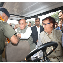 Hon'ble RM & CGDA interacting with Ex-servicemen during Defence Pension Adalat (DPA) at Lucknow on 23.11.2019.